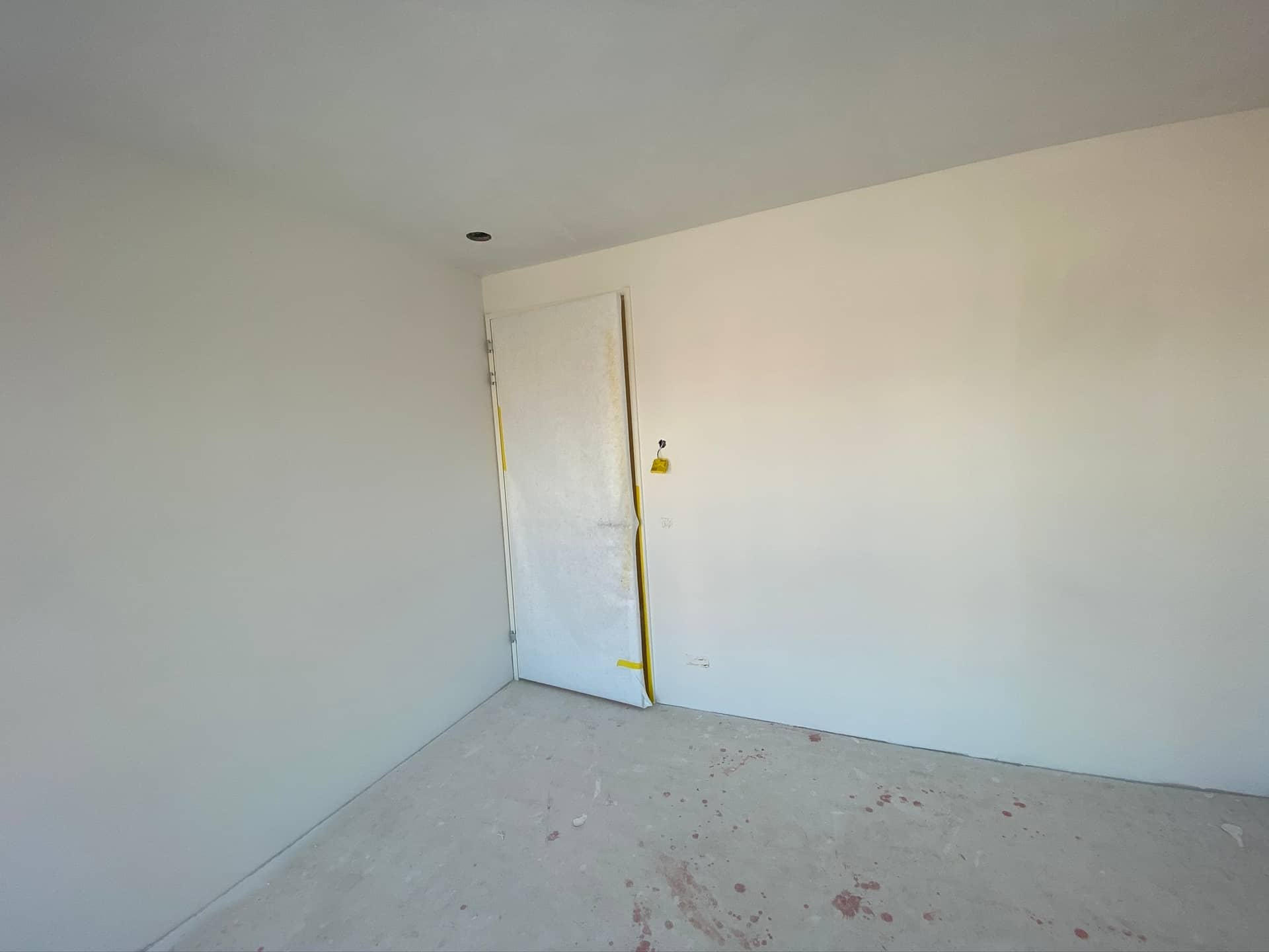 Slaapkamer wit afgewerkt, deur afgeplakt