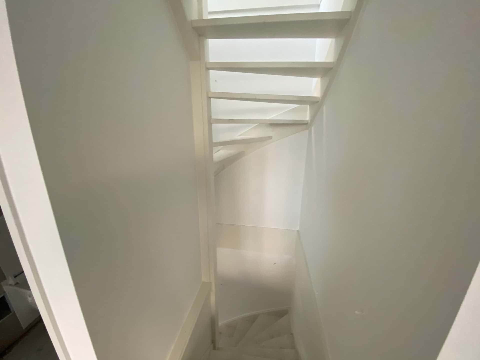 Hal & trappenhuis — renovlies project in Wenteltrap gestuct