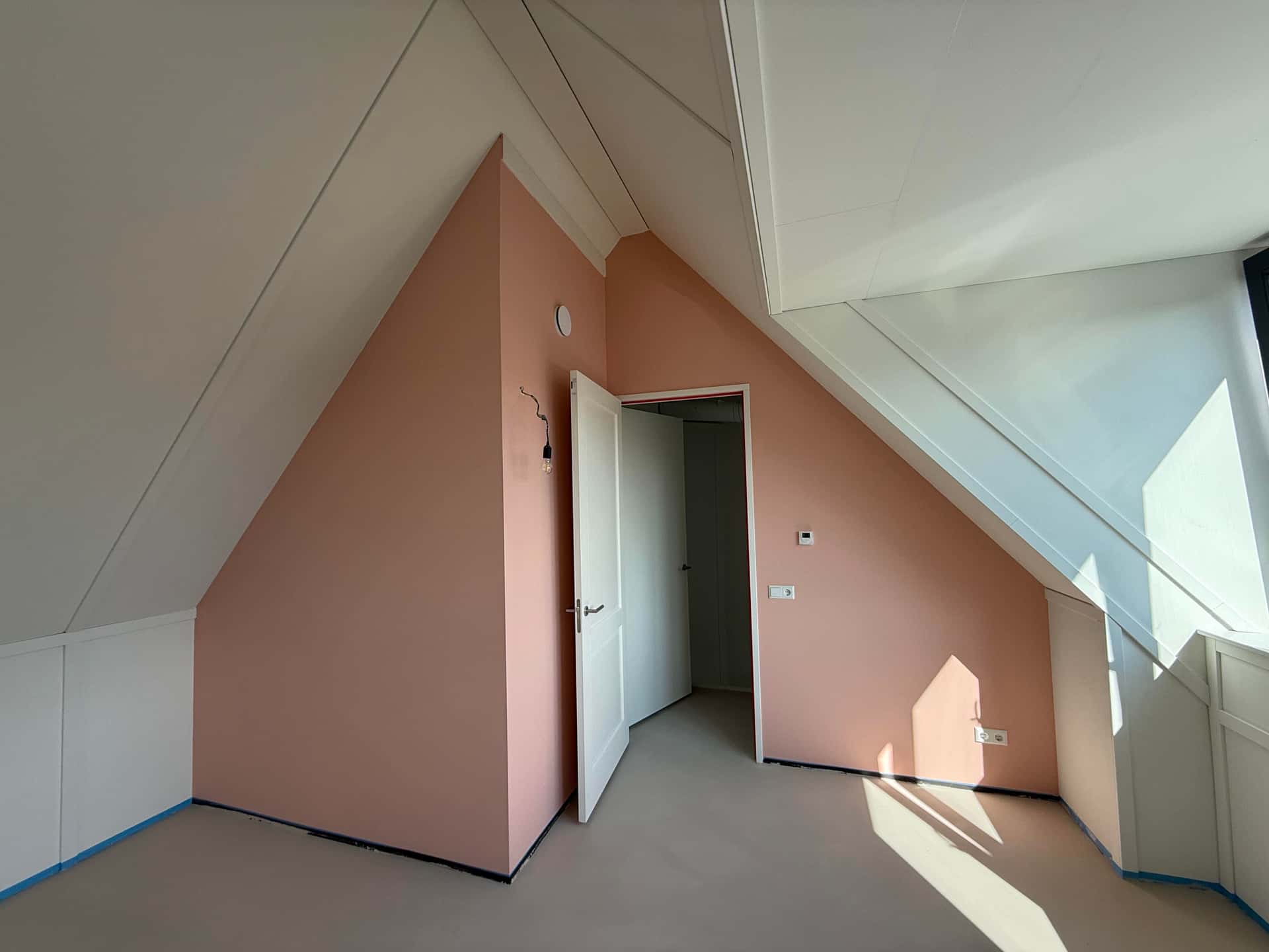 Zolderslaapkamer — renovlies project in Schuin dak & accentmuur