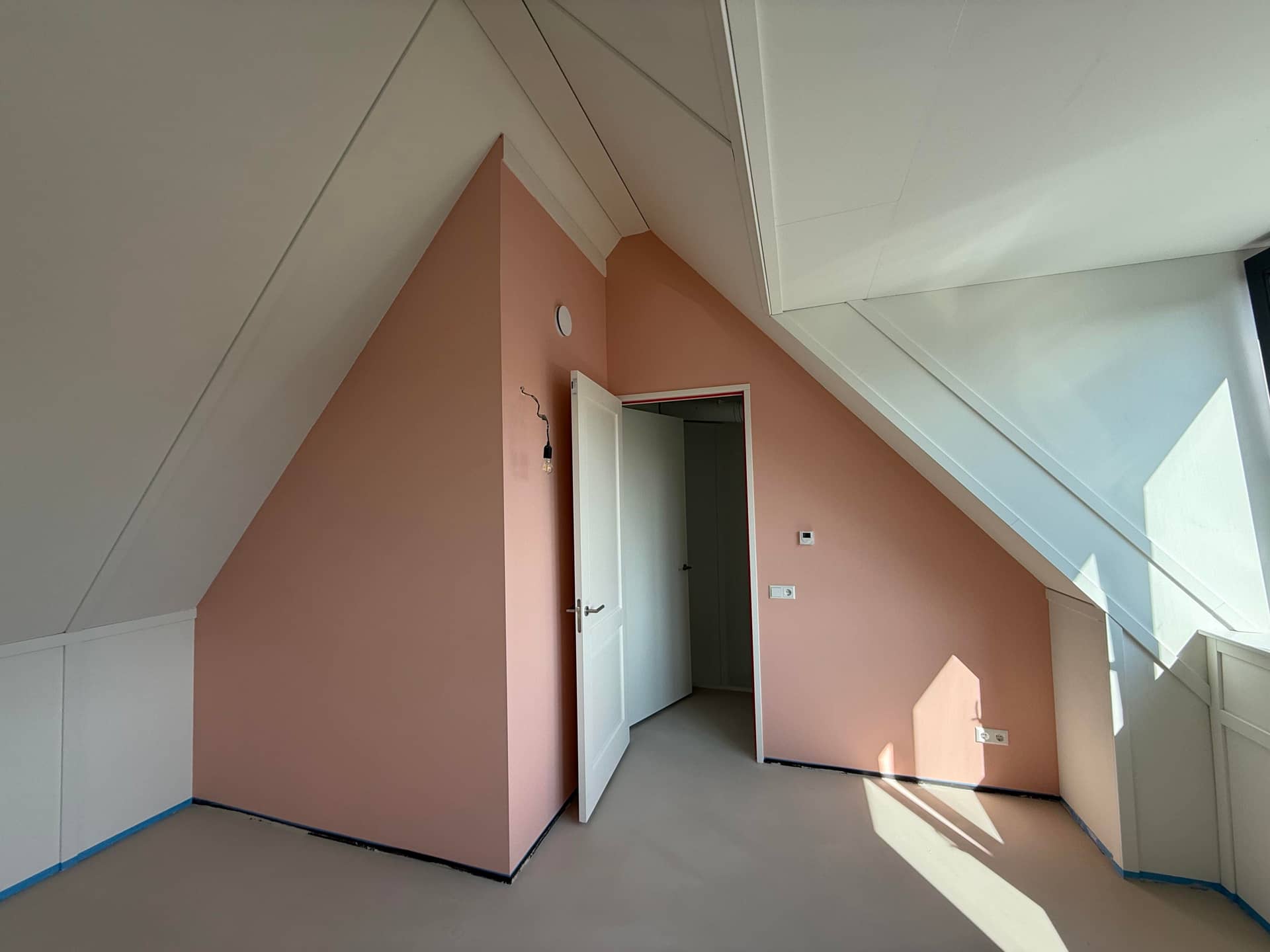 Renovlies nieuwbouw Amsterdam: voorbeeld zolderslaapkamer met accentmuur