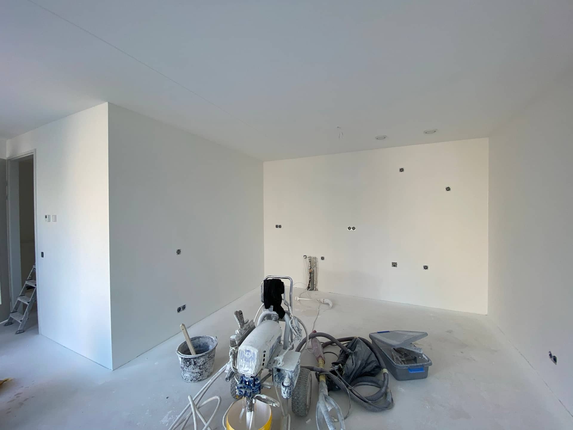 Renovlies nieuwbouw Eindhoven: voorbeeld airless latex spuitwerk