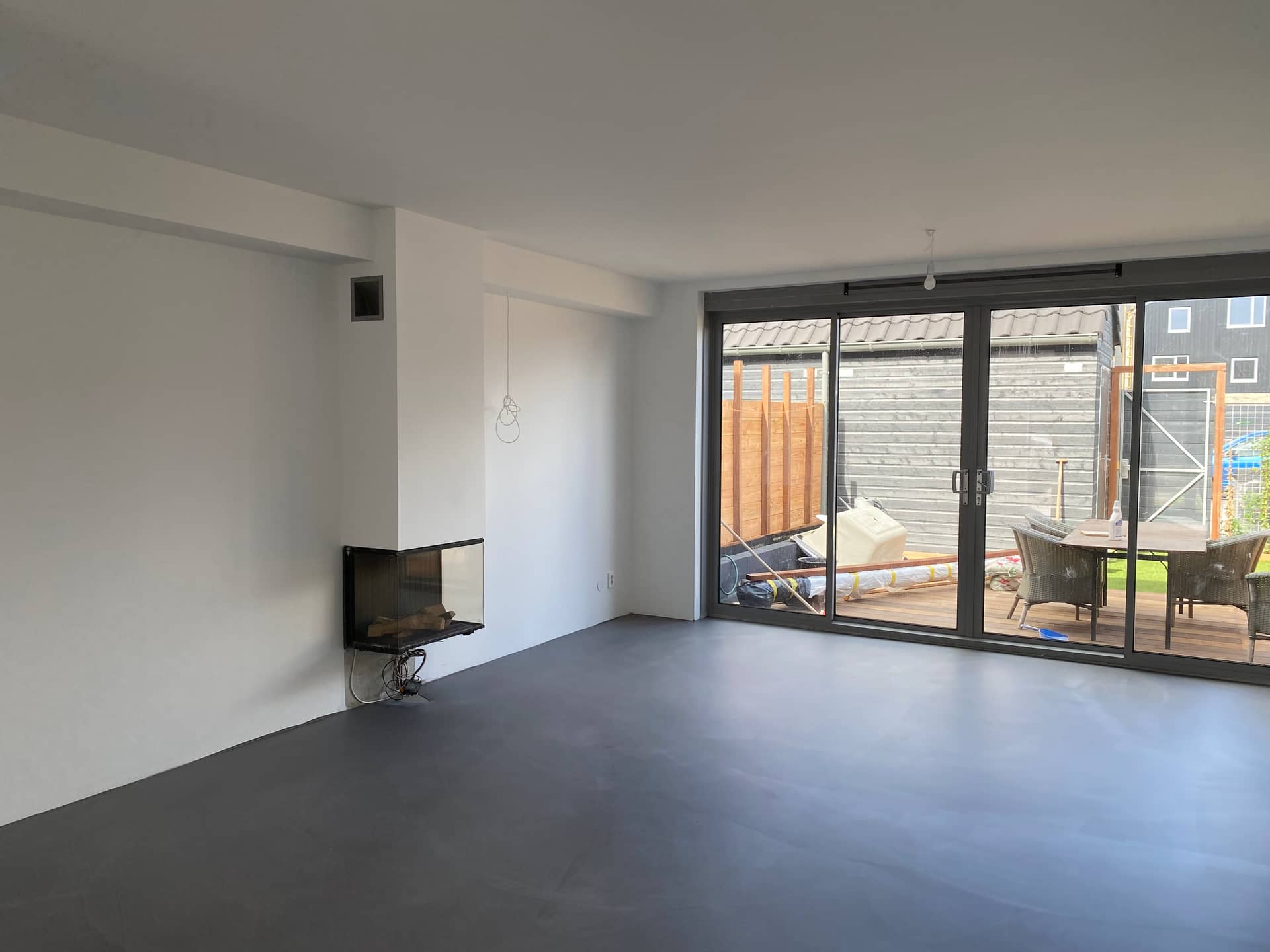Renovlies nieuwbouw Hilversum: voorbeeld woonkamer met inbouwhaard