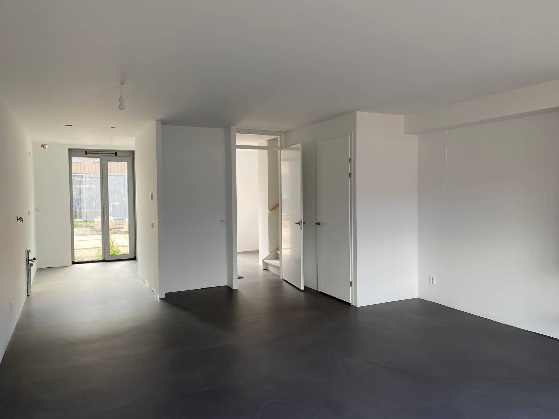 Renovlies nieuwbouw Hoofddorp: voorbeeld woonkamer met tuindeuren