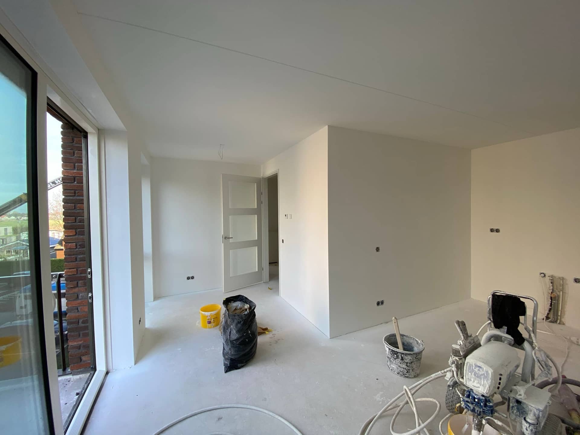 Woonkamer tijdens airless latex spuiten