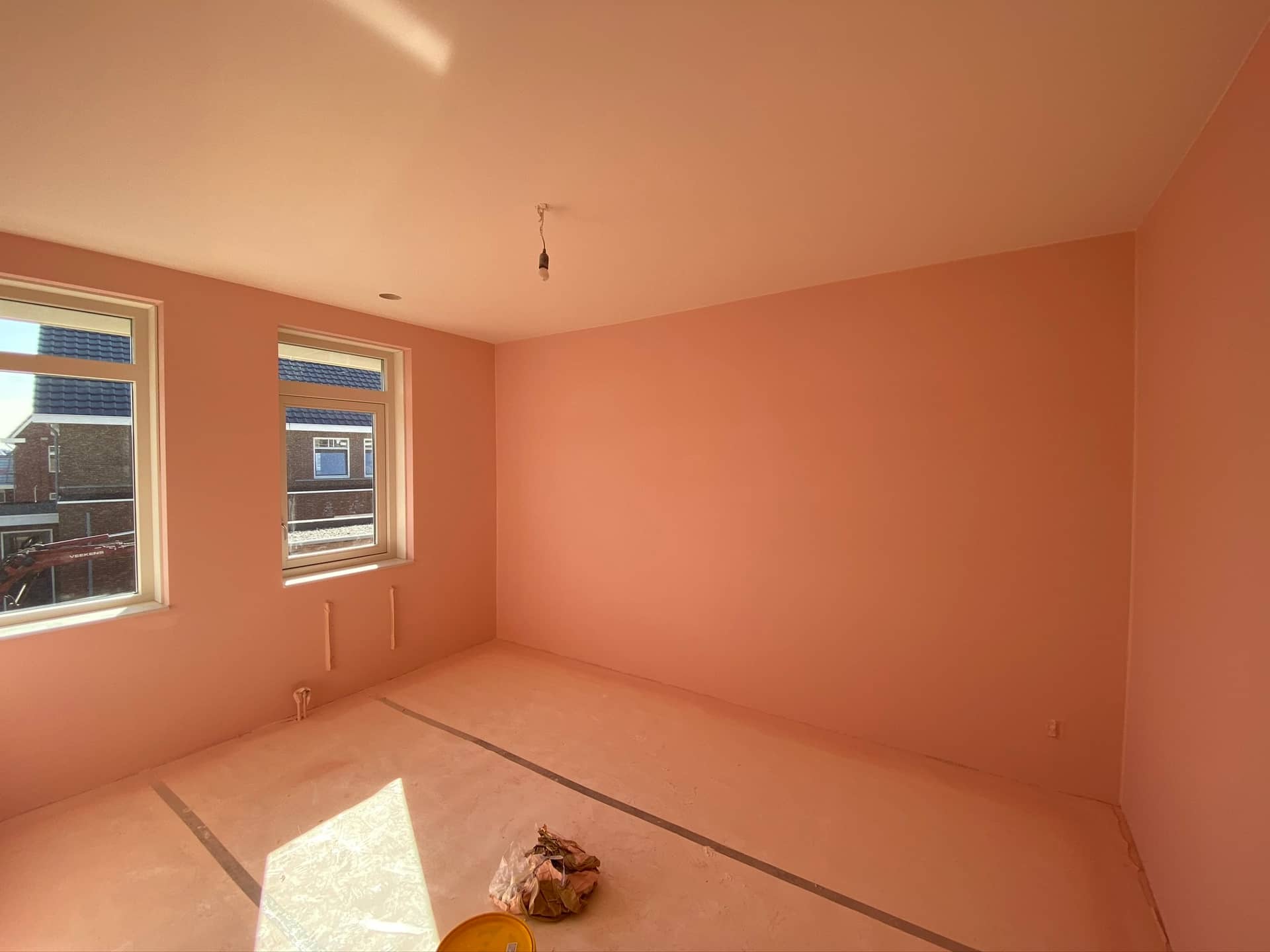 Renovlies nieuwbouw Utrecht: voorbeeld slaapkamer in zalmroze latex