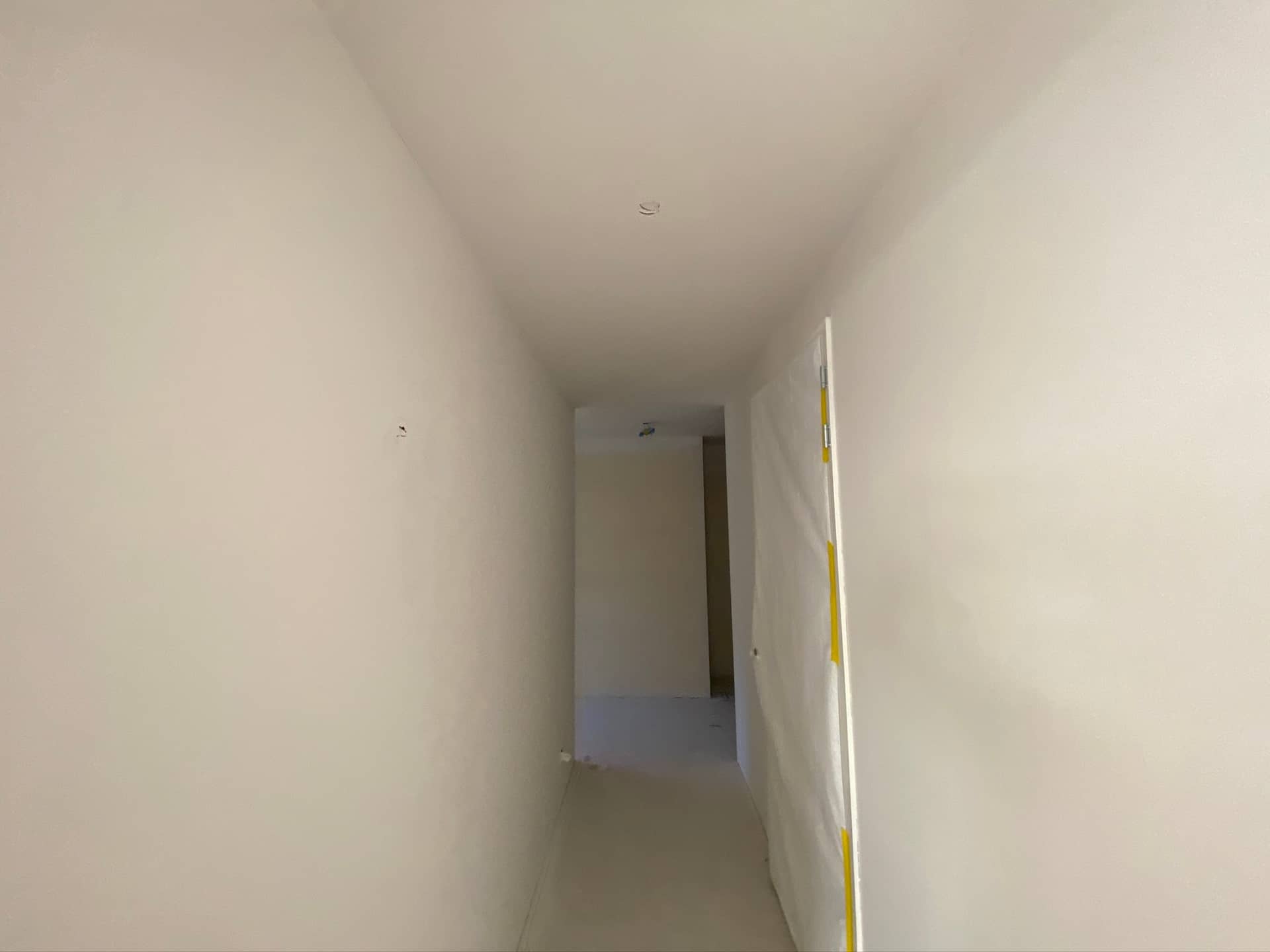 Nieuwbouw-gang sausklaar met deur afgeplakt
