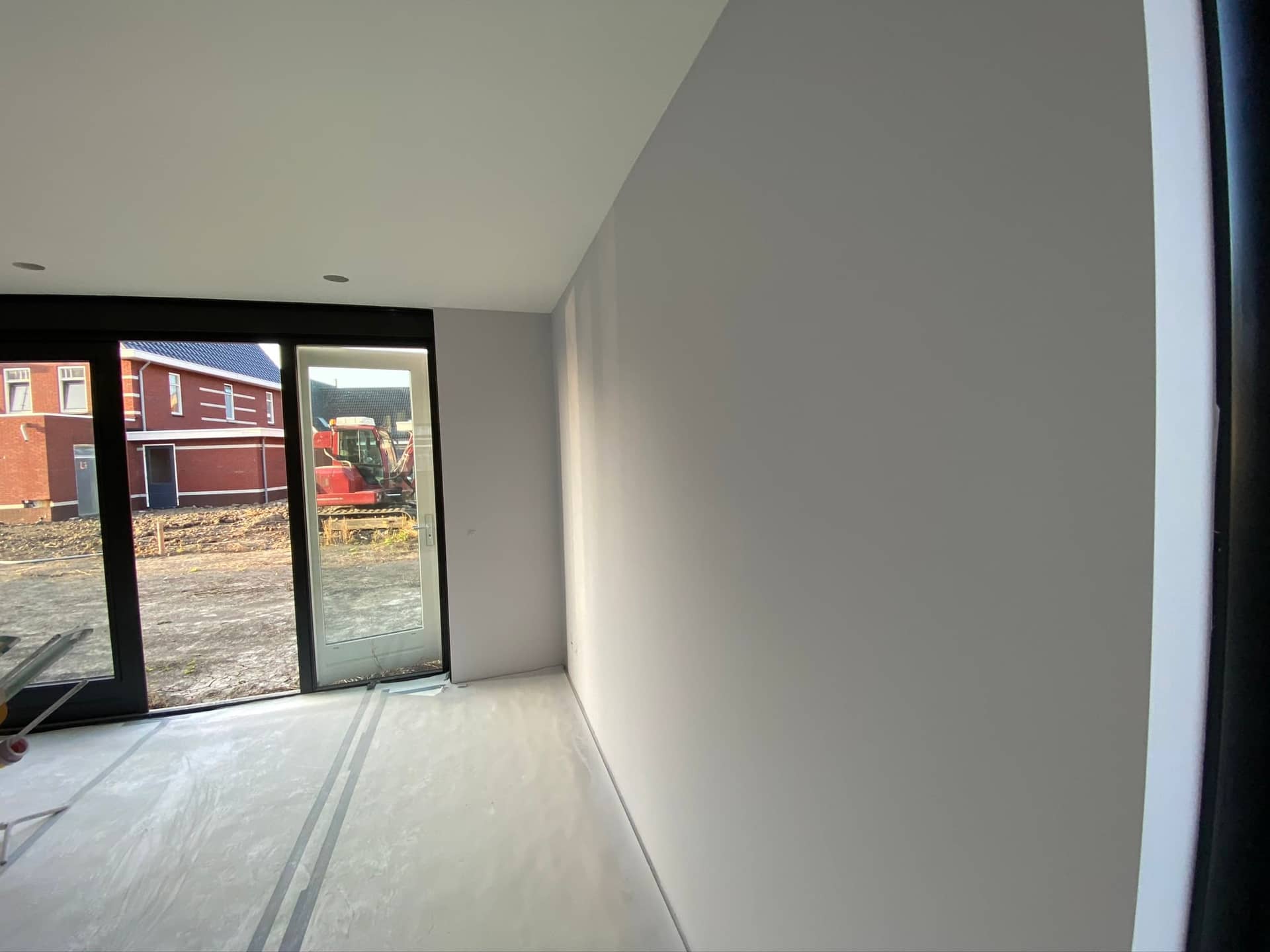 Kamer in lichtgrijs latex met schuifpui