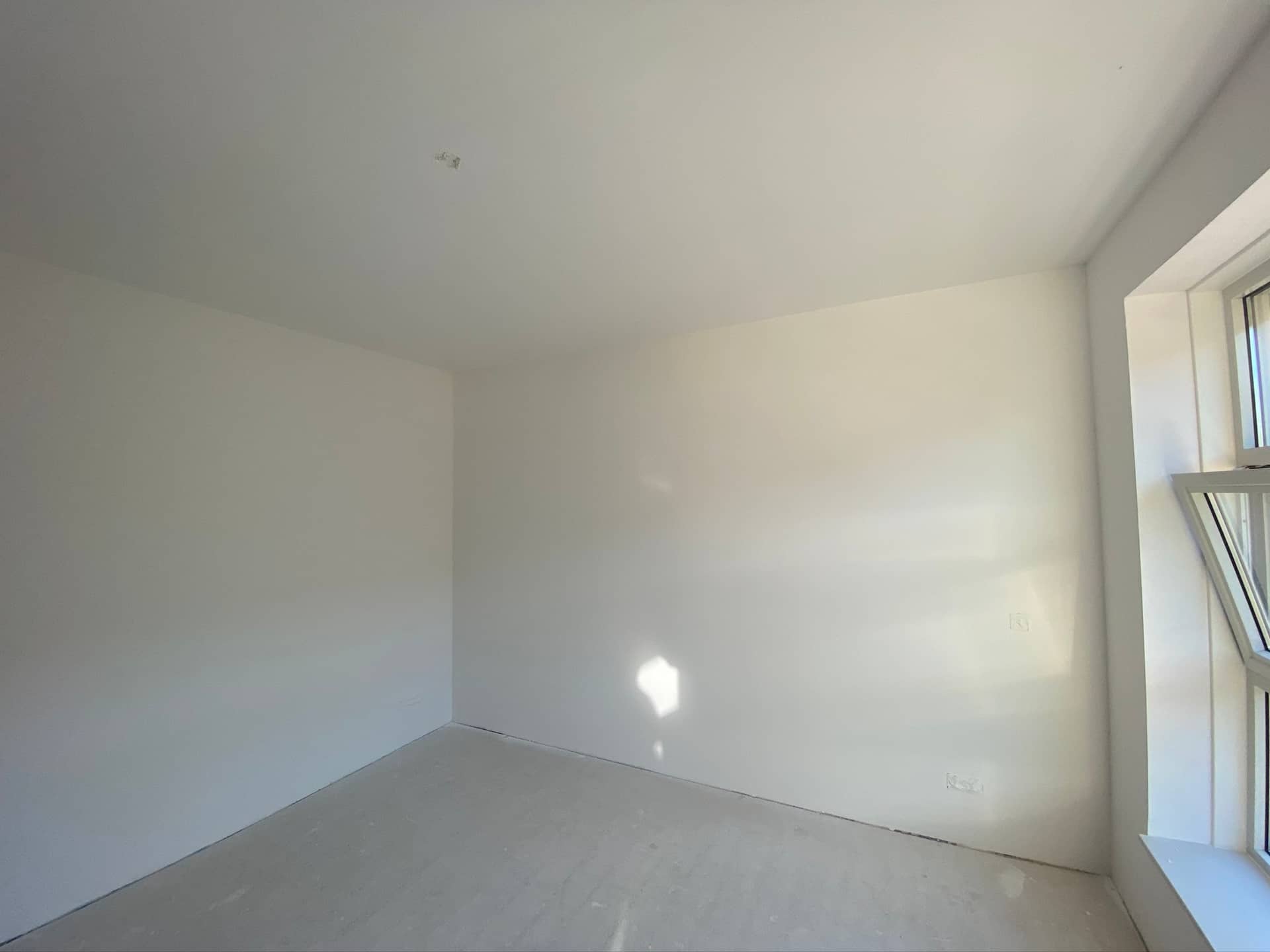 Slaapkamer nieuwbouw met open raamkant