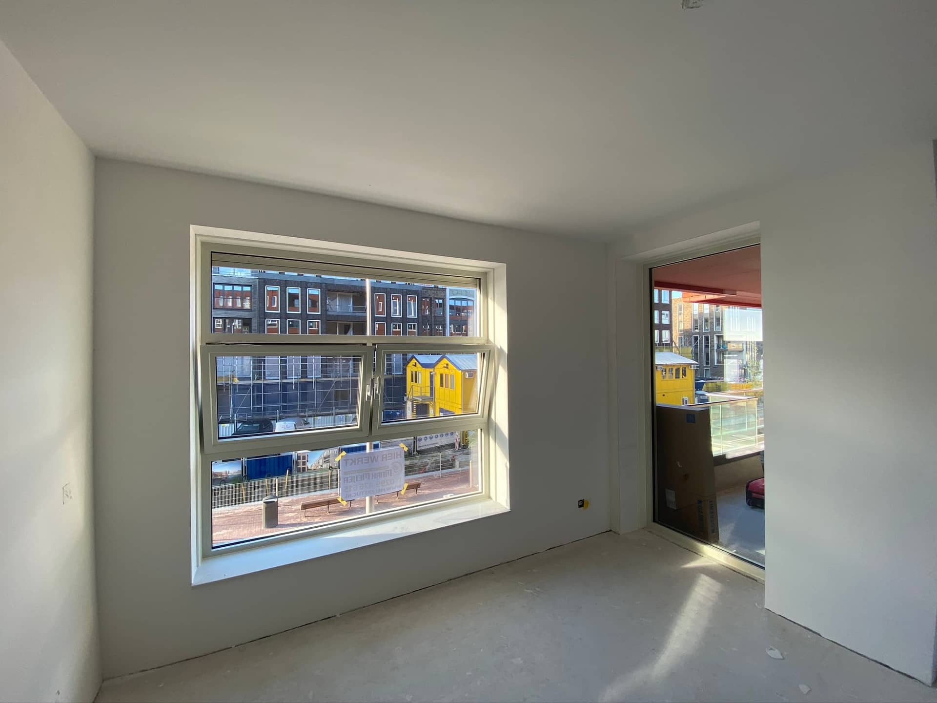 Slaapkamer met uitzicht op nieuwbouwstraat