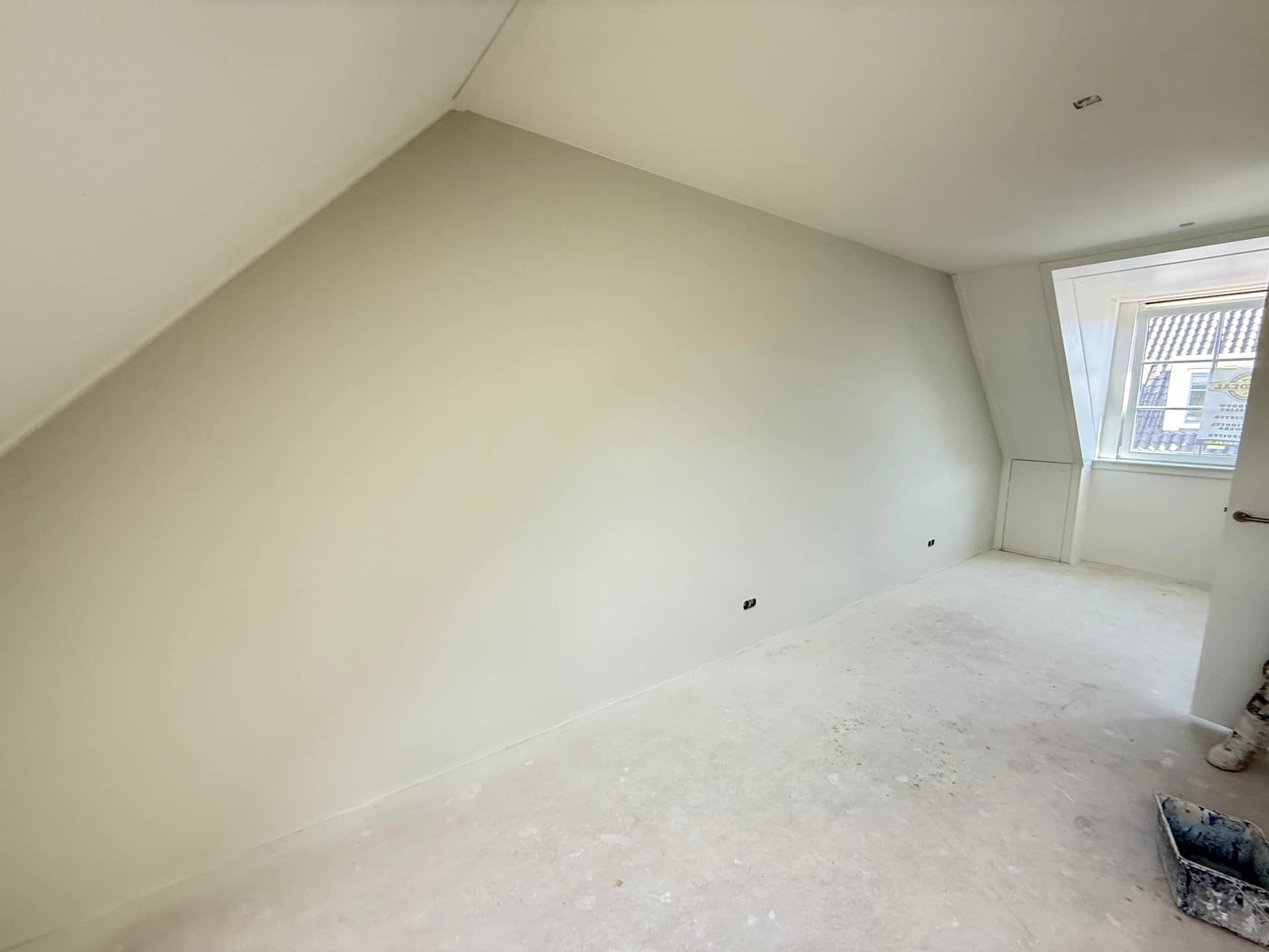 Renovlies nieuwbouw Hoorn: voorbeeld zolderkamer met zachtgrijze wanden