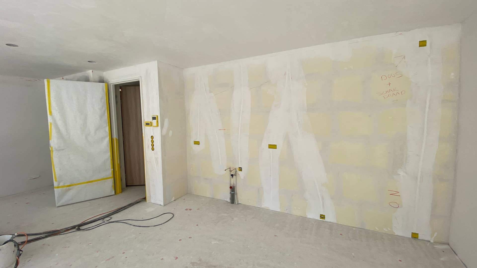 Kalkzandsteenwand in nieuwbouw met voegen dichtgesmeerd, klaar voor stucwerk