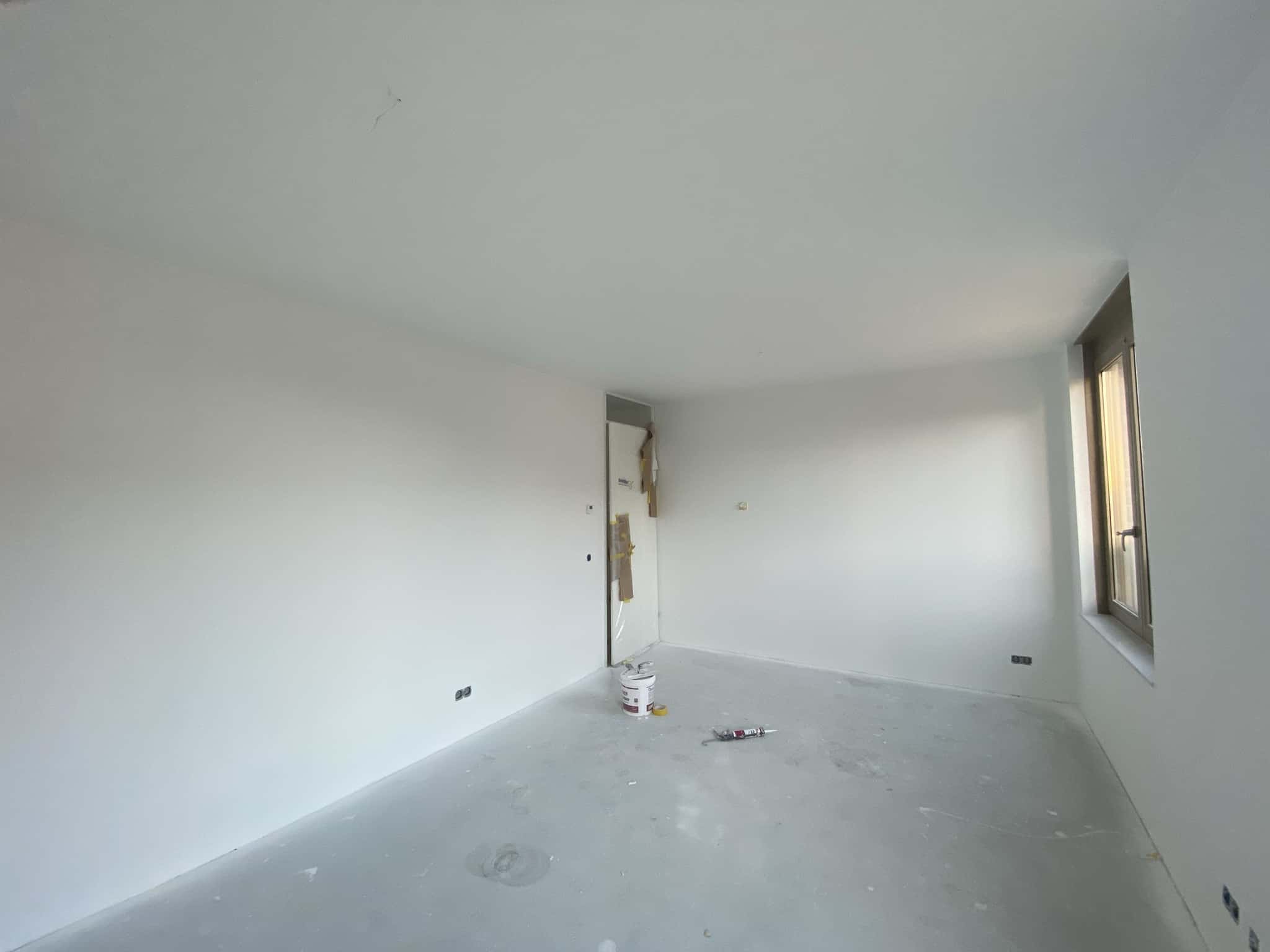Slaapkamer nieuwbouw na pleisterwerk, wanden sausklaar
