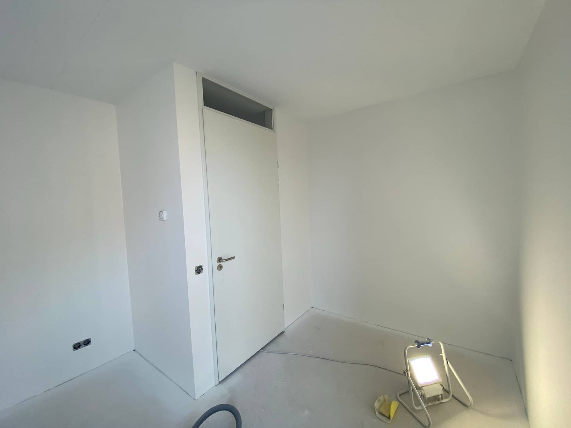Slaapkamer nieuwbouw net voor oplevering, wanden afgewerkt